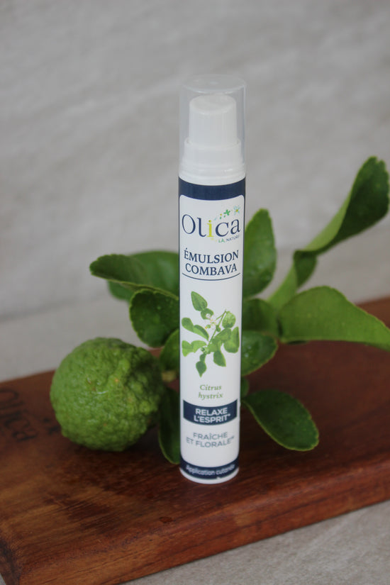 Une émulsion de combava et sa plante en arrière plan